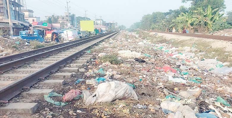 লালমাইয়ে রেললাইনের উপর ময়লার স্তুপ