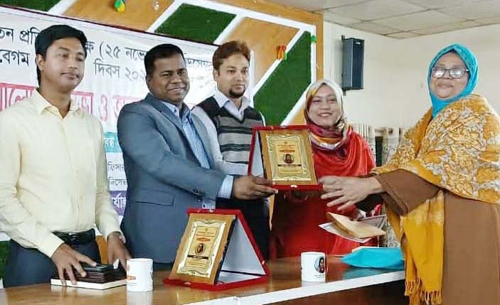 বেগম রোকেয়া দিবসে একই সঙ্গে অদম্য  নারী সম্মাননায় ভূষিত মা ও মেয়ে