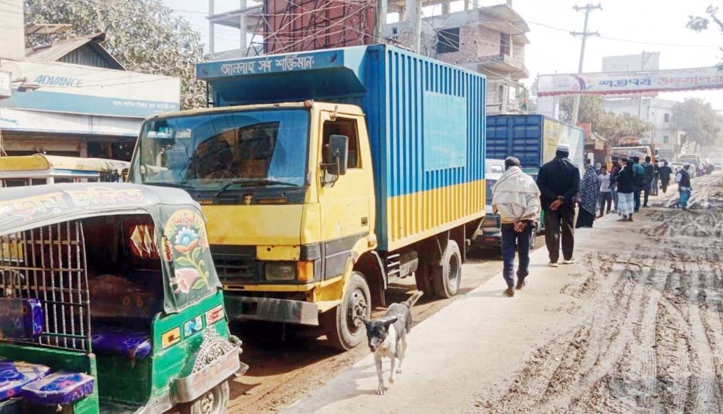সংস্কার কাজে ধীরগতির কারনে কুমিল্লা-বুড়িচং-  ব্রাহ্মণপাড়া সড়কে লাখো মানুষের ভোগান্তি