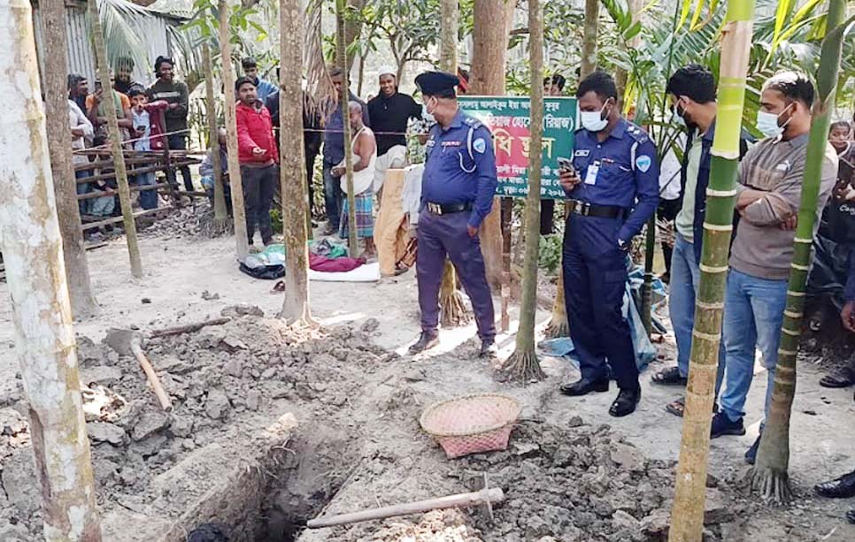 চাটখিলে দাফনের ১৭ মাস পর কবর  থেকে তরুণের লাশ উত্তোলন