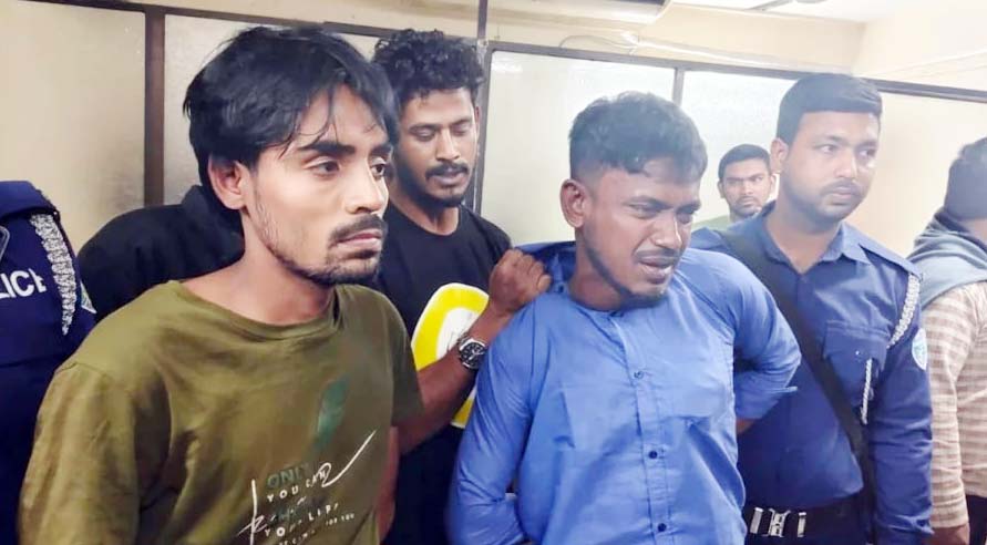 চলন্ত বাসে কুমিল্লা বিশ্ববিদ্যালয়ের নারী শিক্ষার্থীকে  হেনস্তার অভিযোগে চালক-হেলপারসহ ৫ জন আটক