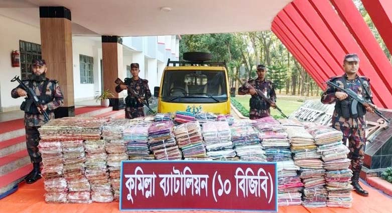 কুমিল্লা সীমান্তে ১ কোটি ৩৪ লাখ টাকার  ভারতীয় মালামাল ও পিকআপ জব্দ