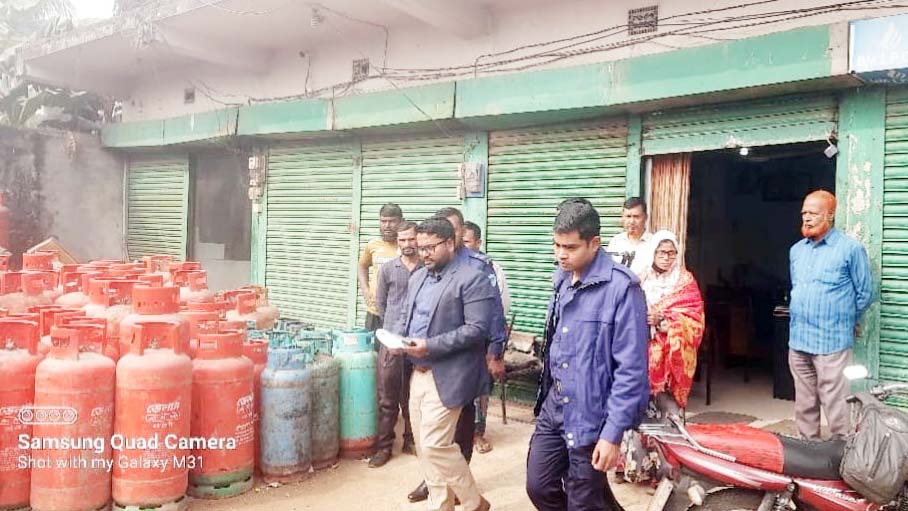 কুমিল্লা সদর দক্ষিনে অতিরিক্ত দামে গ্যাস সিলিন্ডার বিক্রির  অপরাধে ২টি প্রতিষ্ঠানকে ৮০ হাজার টাকা জরিমানা