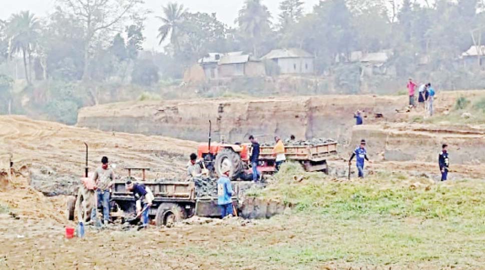 ঘন কুয়াশার সুযোগে গভীর রাতে লুট হচ্ছে গোমতীর মাটি