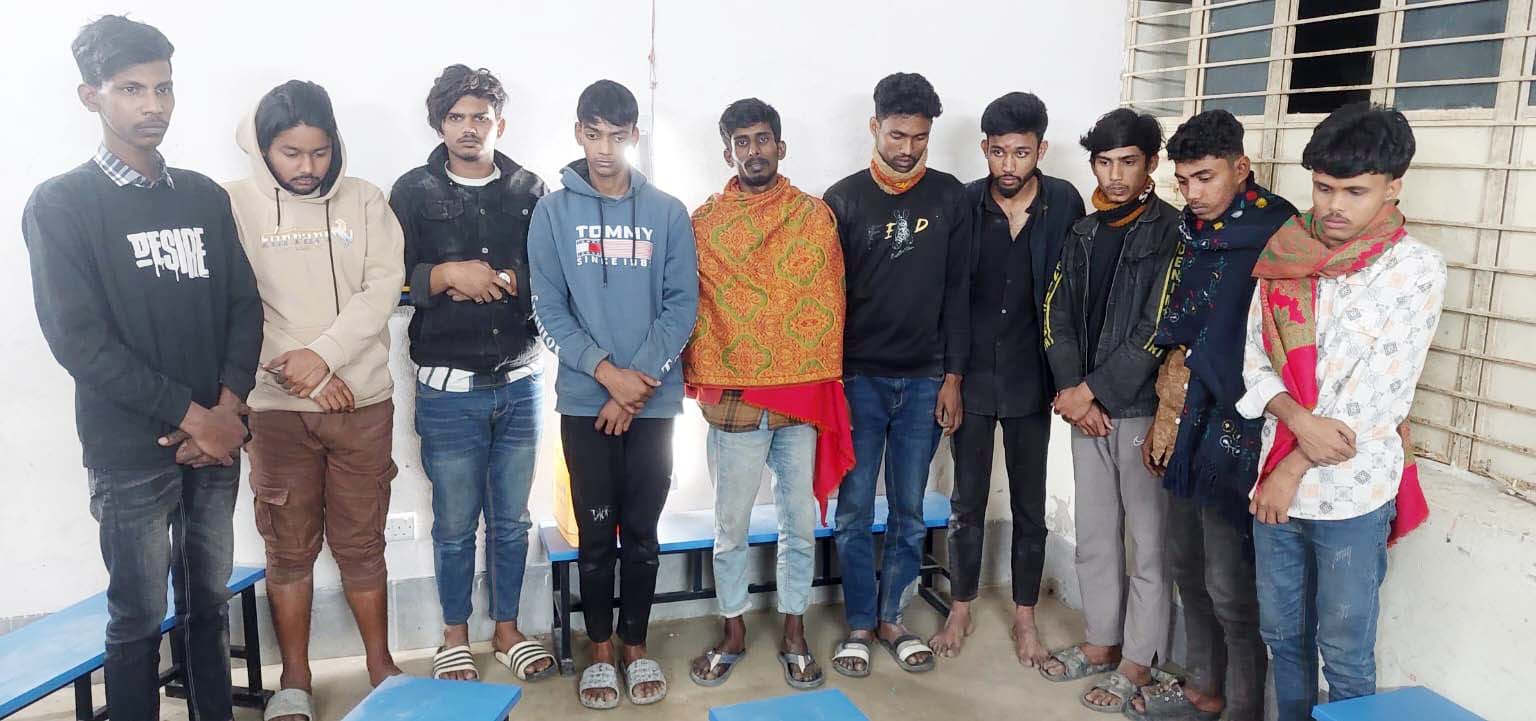 মনোহরগঞ্জে ডাকাতির প্রস্তুতিকালে  জনতার হাতে ১০ সদস্য আটক