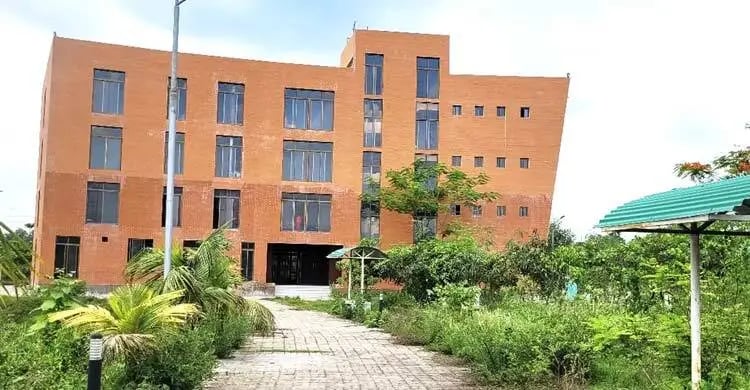 কুমিল্লার নিমসারে আধুনিক পার্কিং সুবিধাসম্পন্ন শতকোটি টাকা ব্যয়ে নির্মিত  গাড়িচালকদের বিশ্রামাগারটি মাদকসেবী ও বখাটেদের নিরাপদ আস্তানা