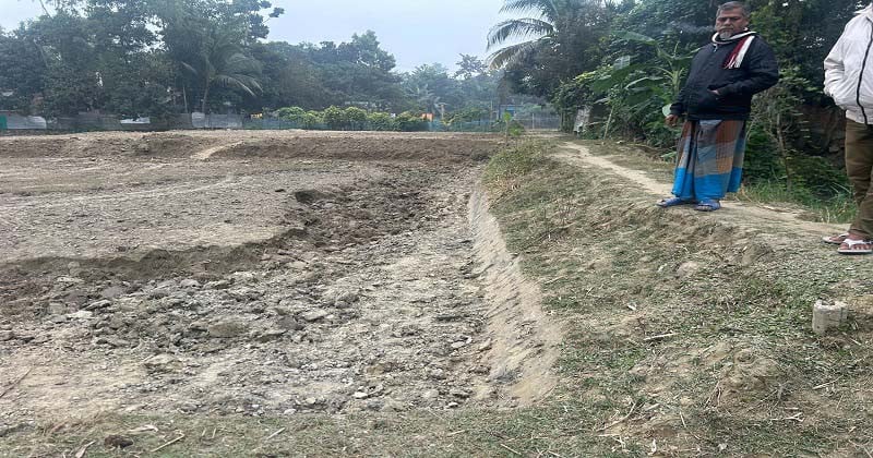 নাঙ্গলকোটে সরকারি খাল দখল করে রাস্তা নির্মাণের কারনে  ১৫ হাজার পরিবারের ফসলি জমি ও বাড়ি ঘর জলাবদ্ধতায়