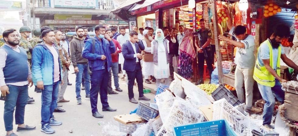 ফুটপাত দখল মুক্ত করতে নাঙ্গলকোট  বাজারে প্রশাসনের উচ্ছেদ অভিযান