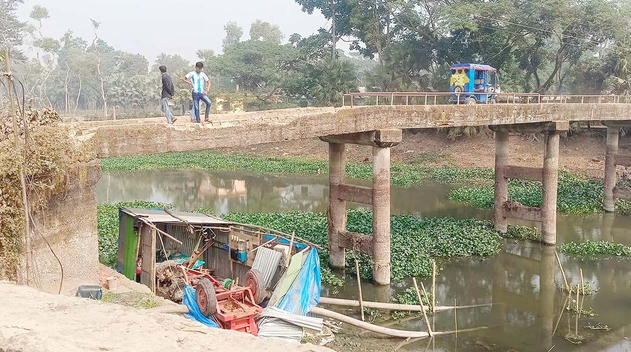 ডাকাতিয়া নদীর ওপর আমতলী-কেশতলা ব্রীজ  যানবাহন ও জনসাধারনের চলাচলে ভোগান্তি