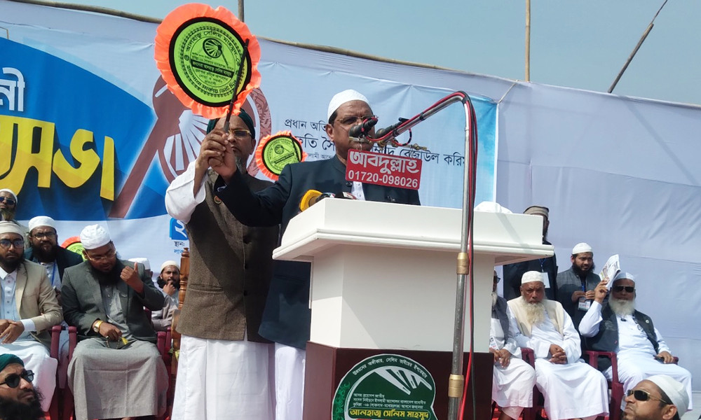 একটি দল ইসলামের দোহাই দিয়ে ক্ষমতার লোভে মেতে উঠেছে: চরমোনাই পীর