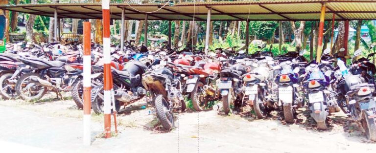 আইনী জটিলতায় ব্রাহ্মণপাড়া থানায় খোলা আকাশের  নিচে নষ্ট হচ্ছে জব্দ করা শত কোটি টাকার যানবাহন